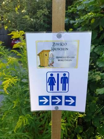 Schild zur Toilette beim Familiengartenverein Altikofen